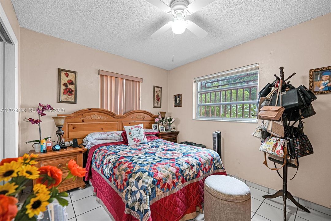 For Sale: $800,000 (5 beds, 3 baths, 1894 Square Feet)