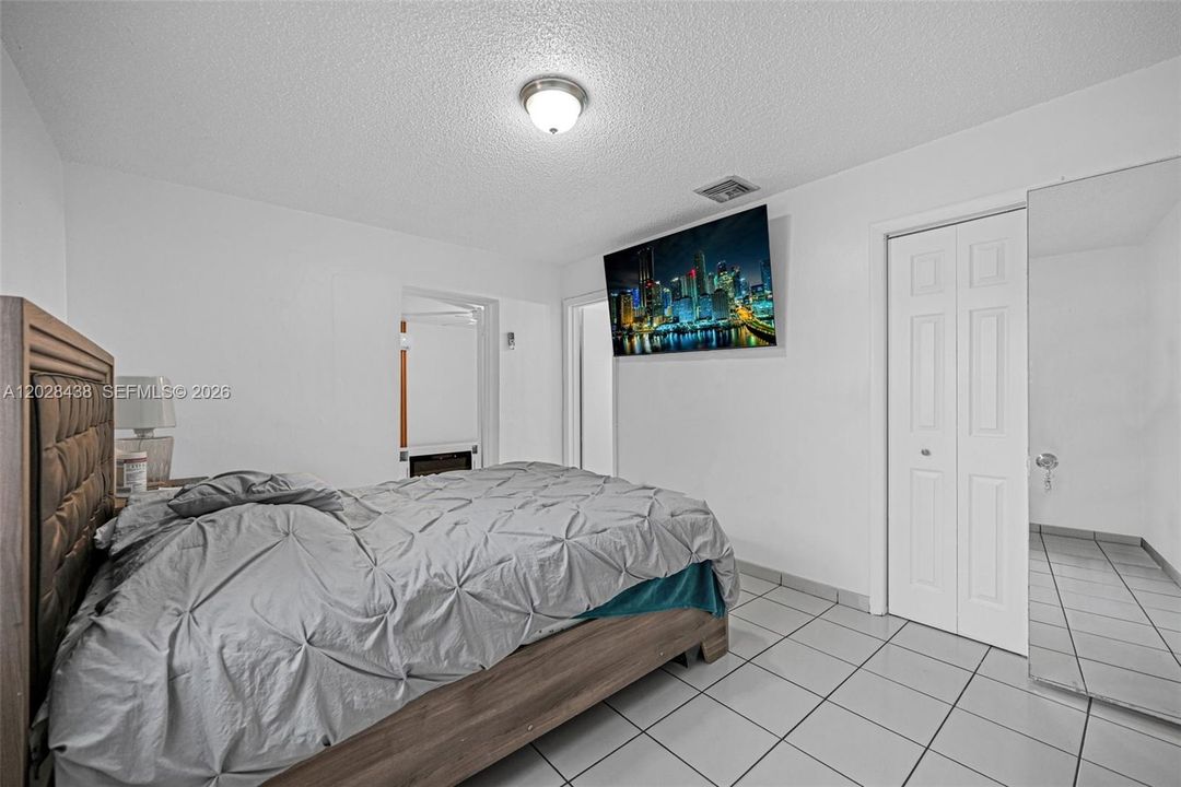 For Sale: $800,000 (5 beds, 3 baths, 1894 Square Feet)
