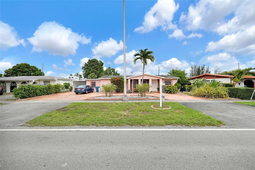 For Sale: $800,000 (5 beds, 3 baths, 1894 Square Feet)