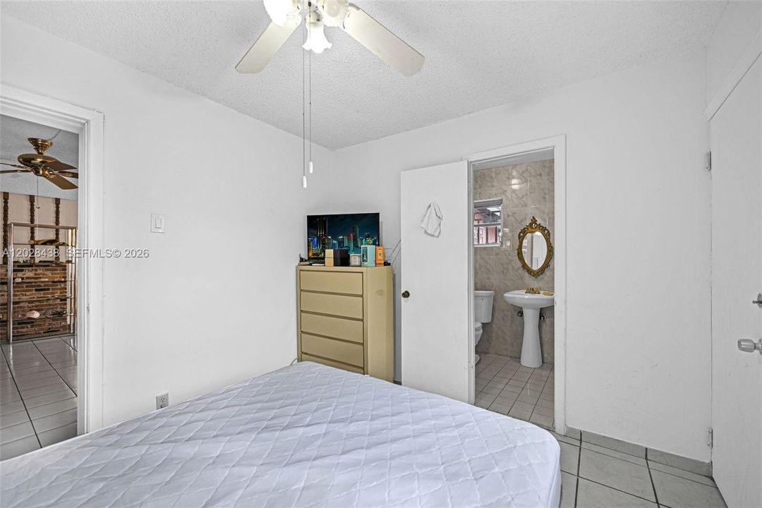 For Sale: $800,000 (5 beds, 3 baths, 1894 Square Feet)