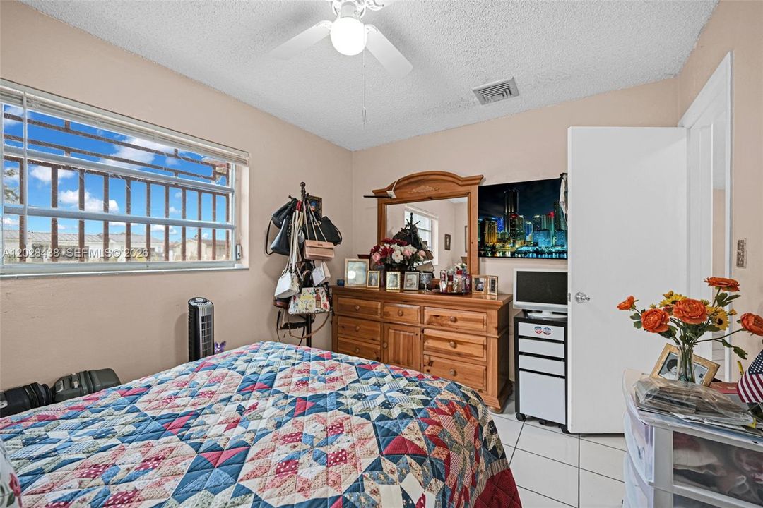 For Sale: $800,000 (5 beds, 3 baths, 1894 Square Feet)