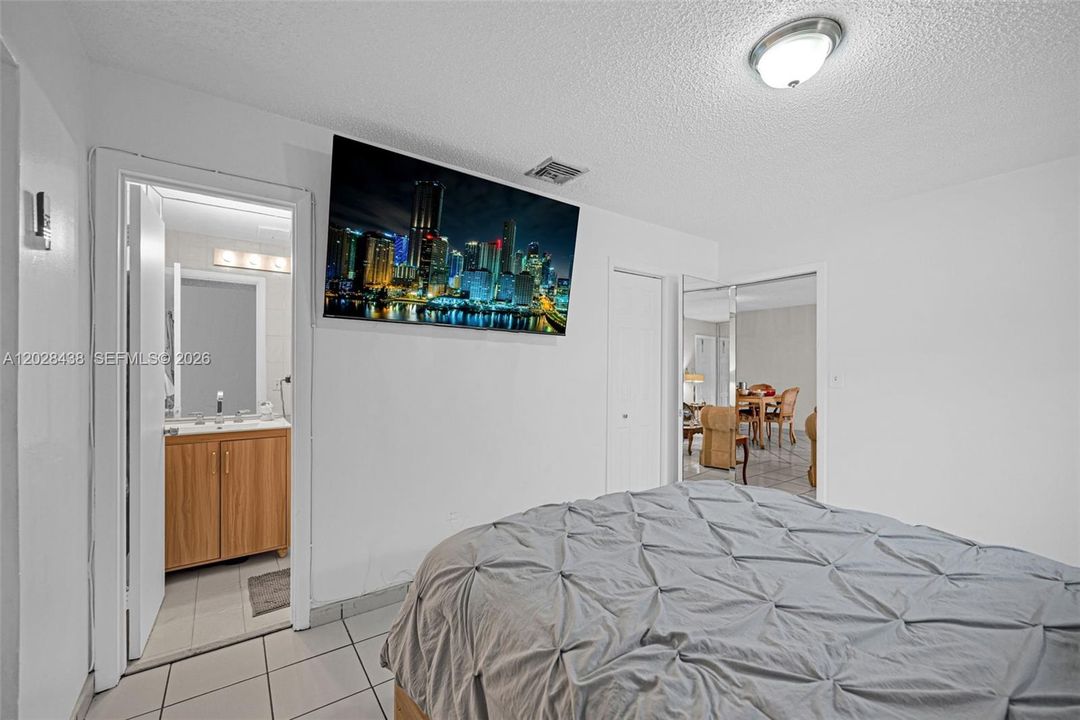 For Sale: $800,000 (5 beds, 3 baths, 1894 Square Feet)