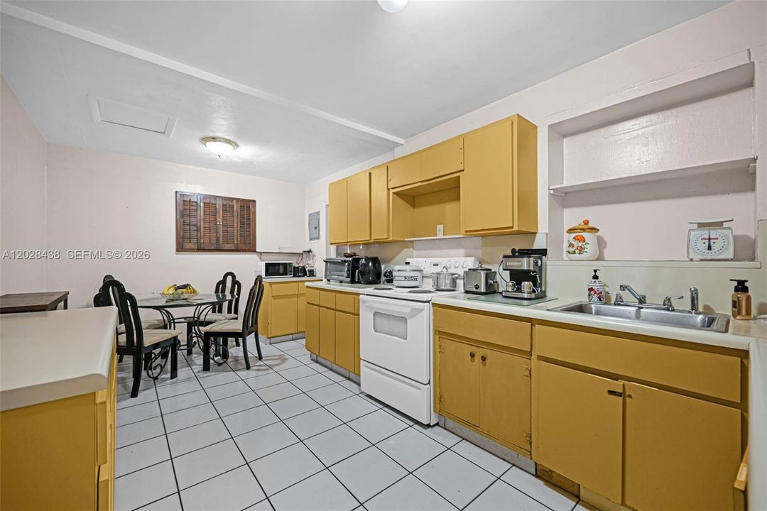 For Sale: $800,000 (5 beds, 3 baths, 1894 Square Feet)