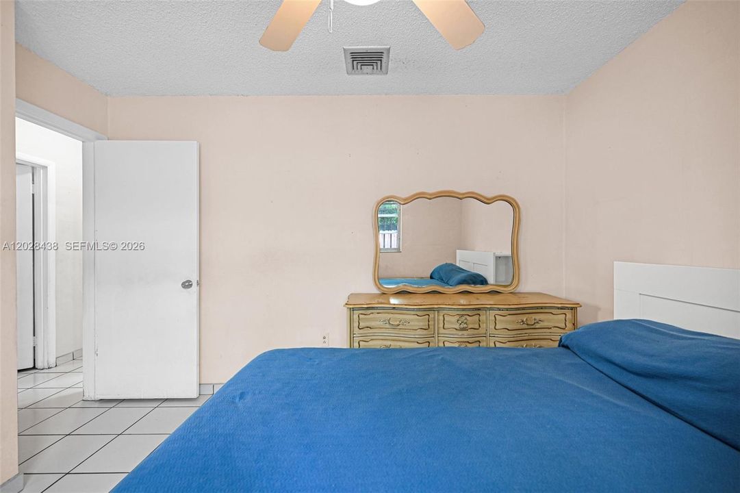 For Sale: $800,000 (5 beds, 3 baths, 1894 Square Feet)
