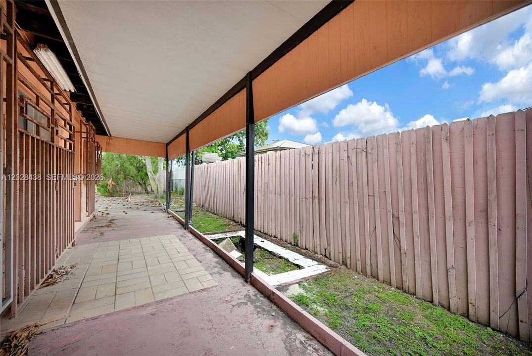 For Sale: $800,000 (5 beds, 3 baths, 1894 Square Feet)