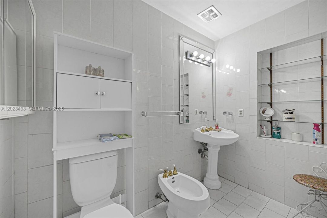 For Sale: $800,000 (5 beds, 3 baths, 1894 Square Feet)