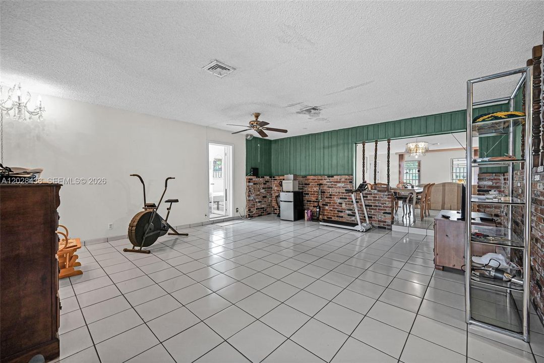 For Sale: $800,000 (5 beds, 3 baths, 1894 Square Feet)