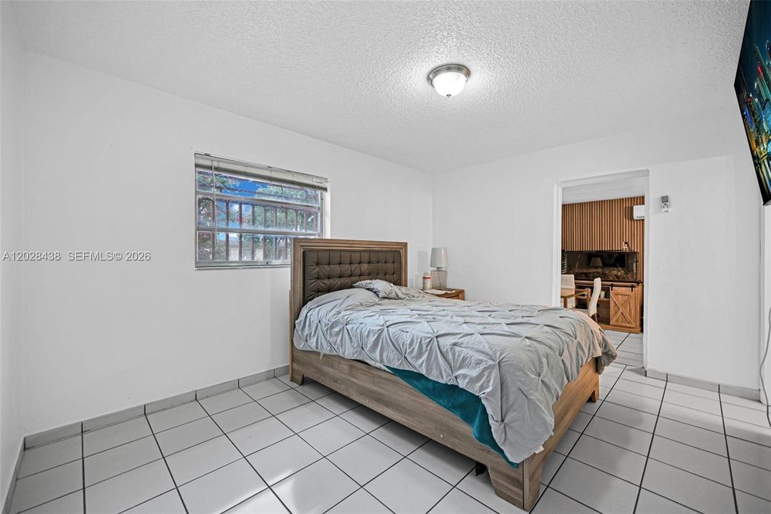 For Sale: $800,000 (5 beds, 3 baths, 1894 Square Feet)