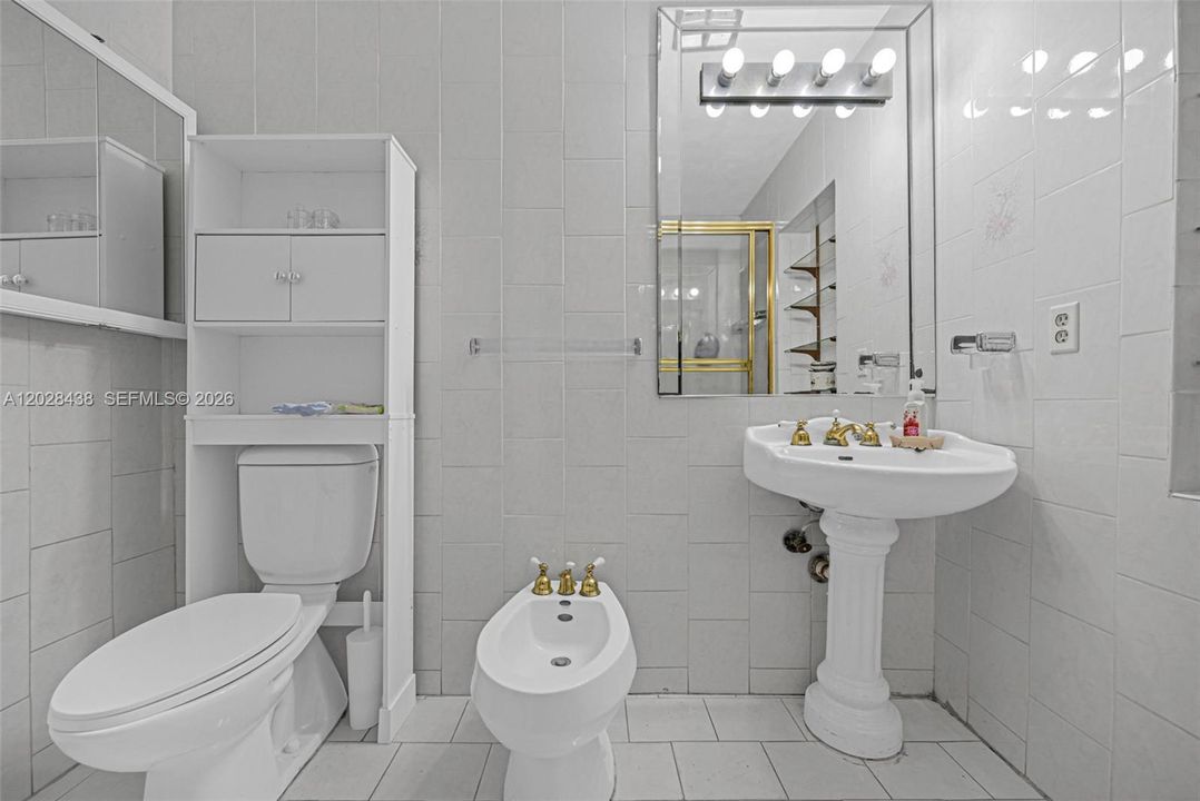 For Sale: $800,000 (5 beds, 3 baths, 1894 Square Feet)