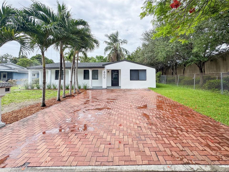 Active With Contract: $520,000 (3 beds, 2 baths, 1181 Square Feet)