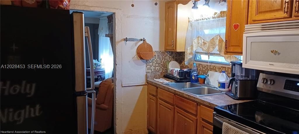 Под контрактом: $135,000 (3 спален, 2 ванн, 1071 Квадратных фут)