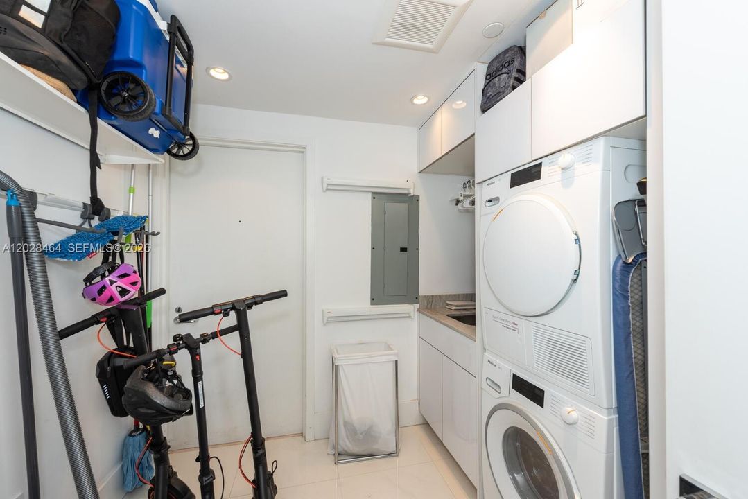 В аренду: $16,000 (2 спален, 3 ванн, 2100 Квадратных фут)