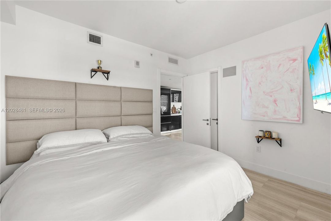 Active With Contract: $5,800 (1 beds, 1 baths, 787 Square Feet)