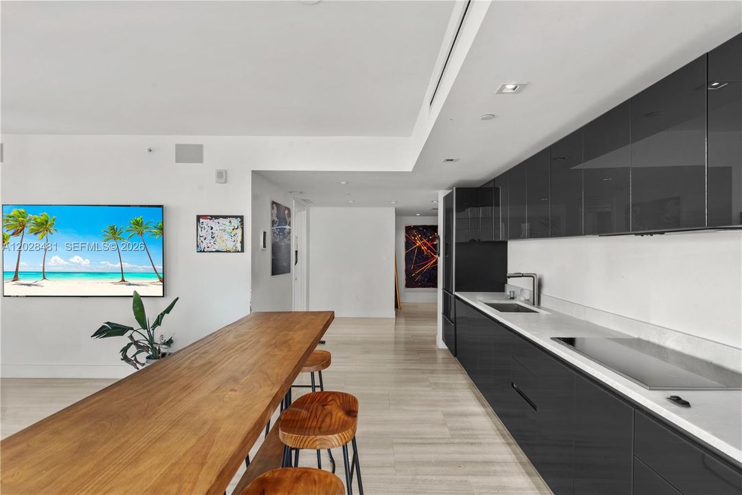 Active With Contract: $5,800 (1 beds, 1 baths, 787 Square Feet)