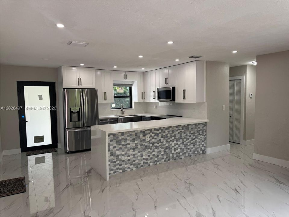 For Rent: $3,500 (2 beds, 1 baths, 970 Square Feet)
