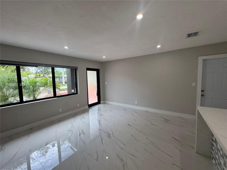 For Rent: $3,500 (2 beds, 1 baths, 970 Square Feet)