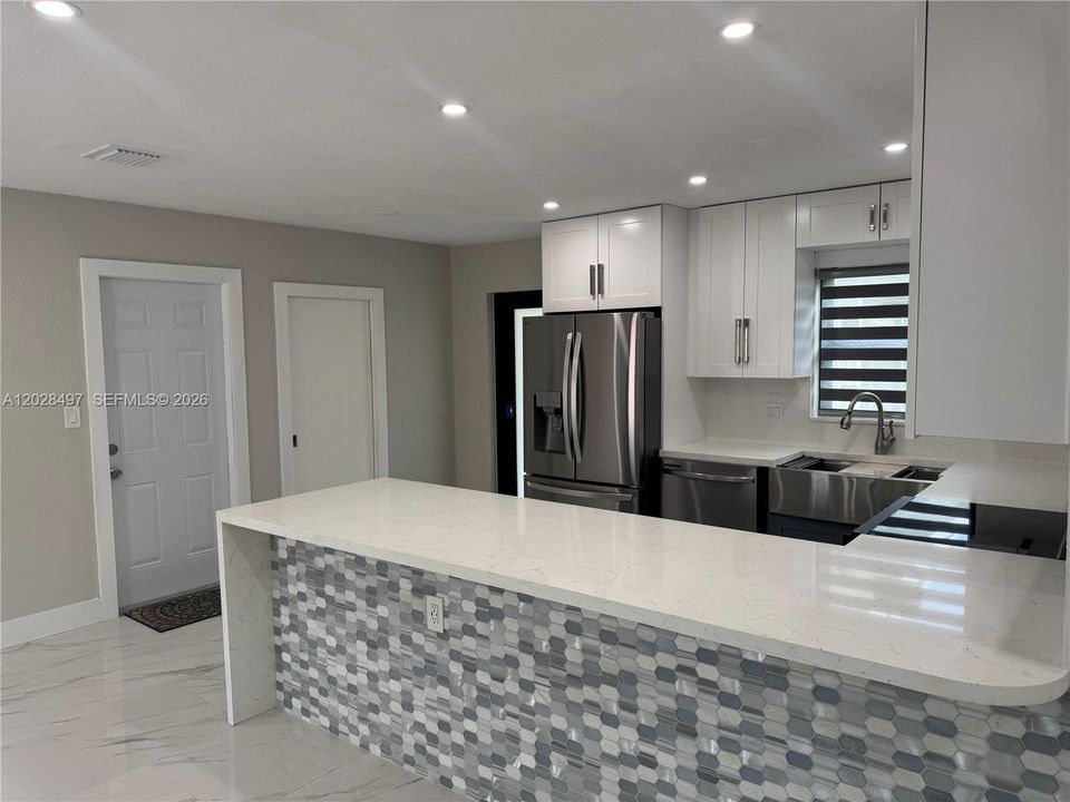 For Rent: $3,500 (2 beds, 1 baths, 970 Square Feet)