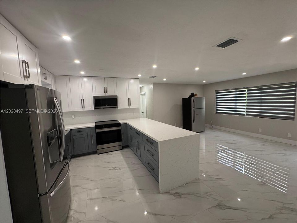 For Rent: $3,500 (2 beds, 1 baths, 970 Square Feet)