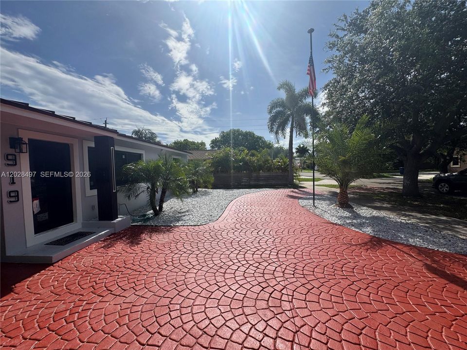 For Rent: $3,500 (2 beds, 1 baths, 970 Square Feet)