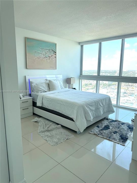 For Sale: $360,000 (2 beds, 2 baths, 967 Square Feet)