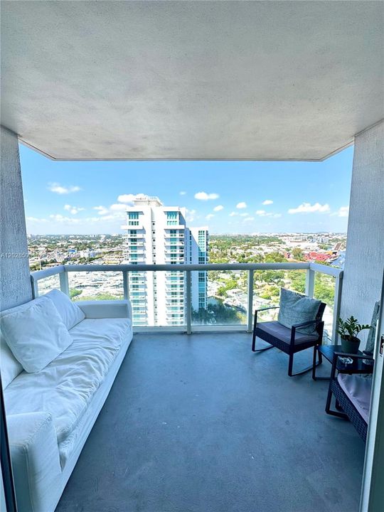 For Sale: $360,000 (2 beds, 2 baths, 967 Square Feet)