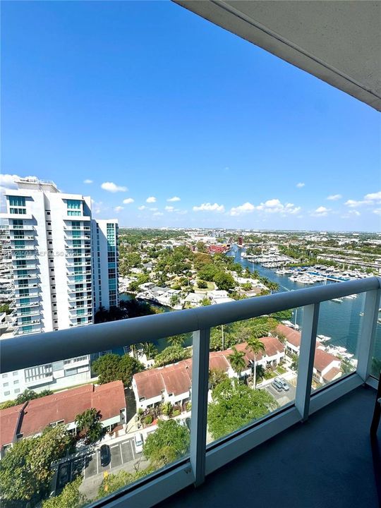 For Sale: $360,000 (2 beds, 2 baths, 967 Square Feet)