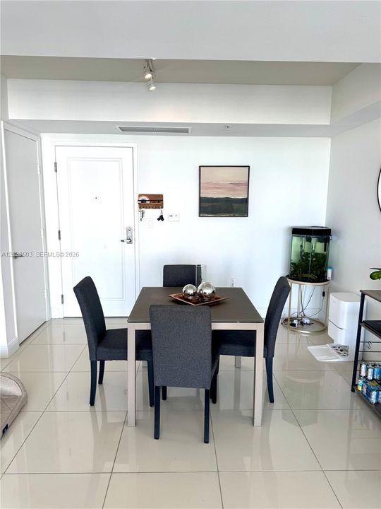 For Sale: $360,000 (2 beds, 2 baths, 967 Square Feet)