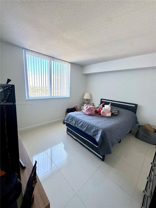 For Sale: $360,000 (2 beds, 2 baths, 967 Square Feet)