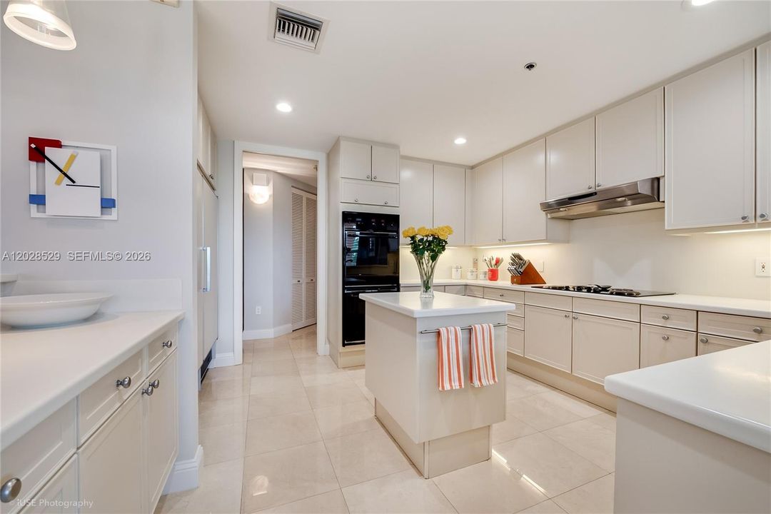 Spacious kitchen w island