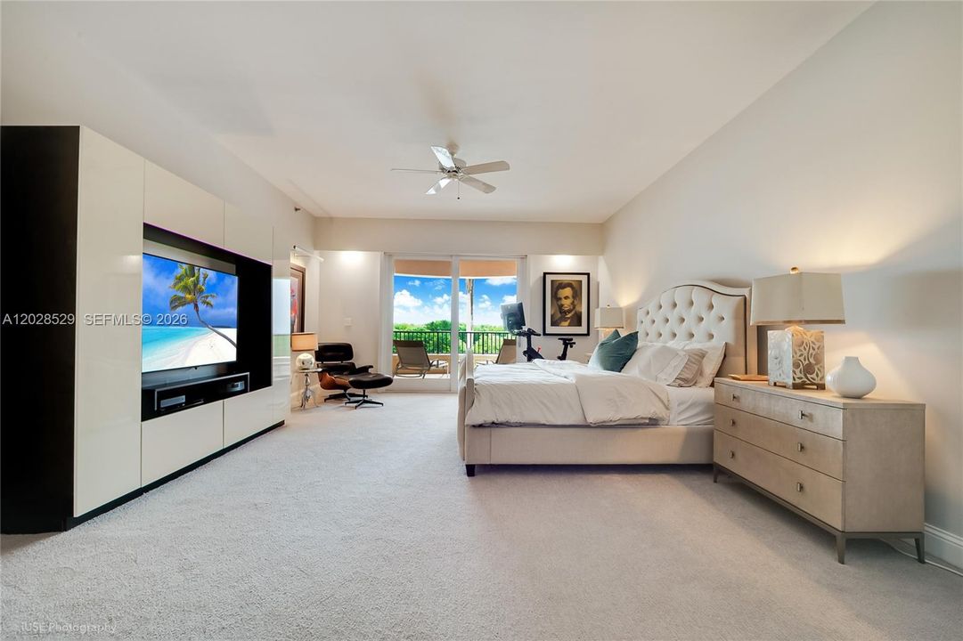 expansive primary bed room