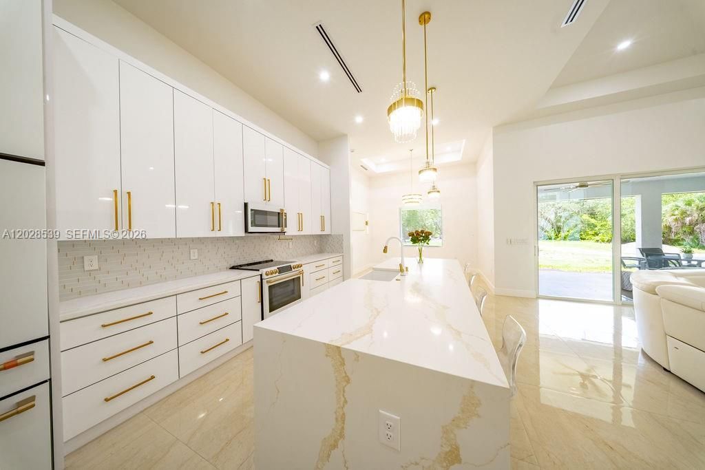 For Sale: $850,000 (4 beds, 3 baths, 2324 Square Feet)