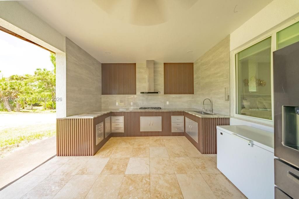 For Sale: $850,000 (4 beds, 3 baths, 2324 Square Feet)