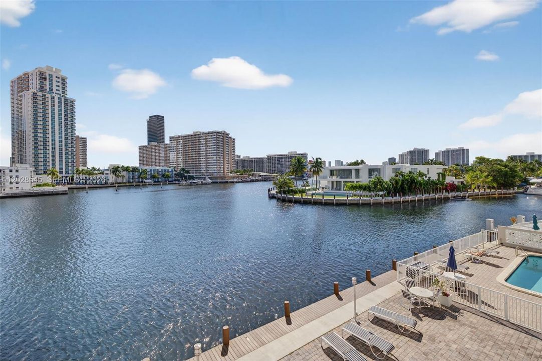 For Rent: $2,500 (1 beds, 2 baths, 900 Square Feet)