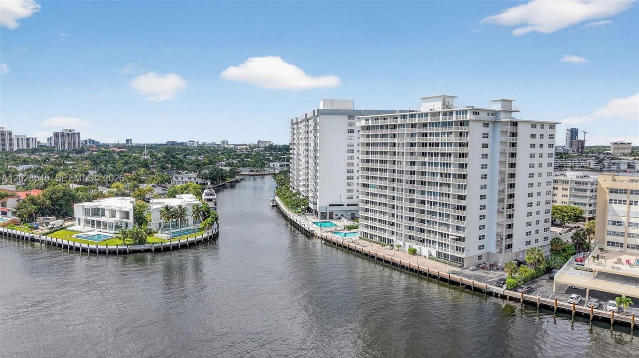 For Rent: $2,500 (1 beds, 2 baths, 900 Square Feet)