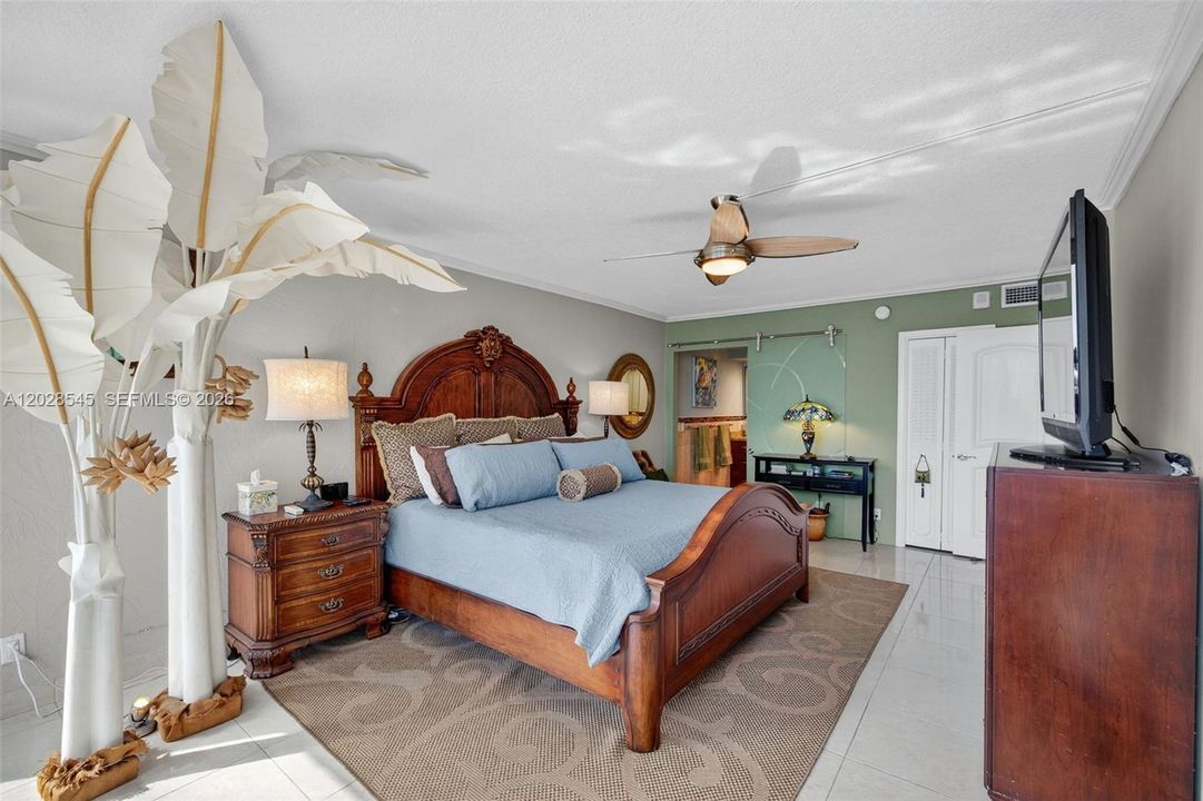 For Rent: $2,500 (1 beds, 2 baths, 900 Square Feet)