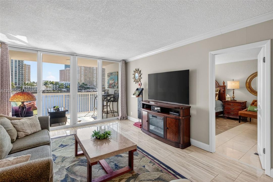 For Rent: $2,500 (1 beds, 2 baths, 900 Square Feet)