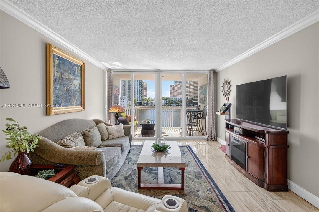For Rent: $2,500 (1 beds, 2 baths, 900 Square Feet)