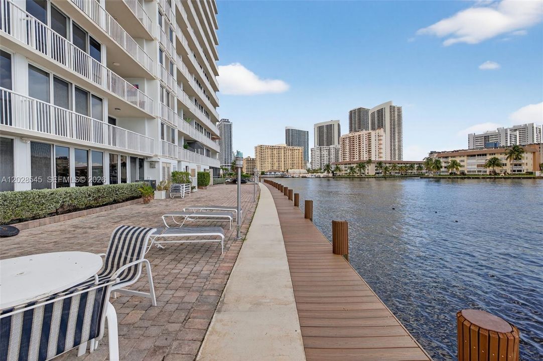 For Rent: $2,500 (1 beds, 2 baths, 900 Square Feet)