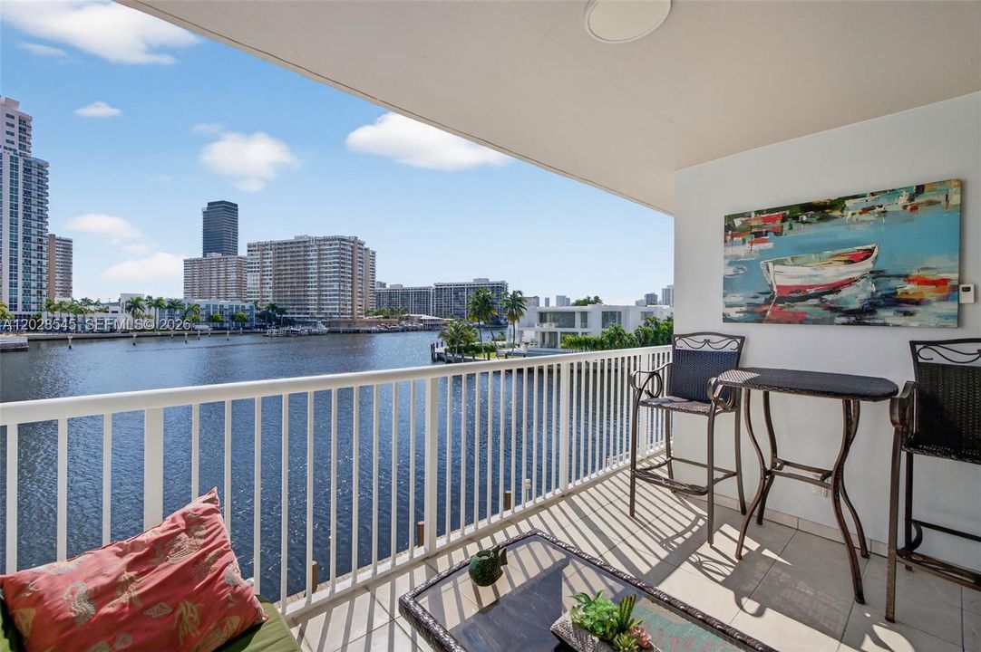 For Rent: $2,500 (1 beds, 2 baths, 900 Square Feet)