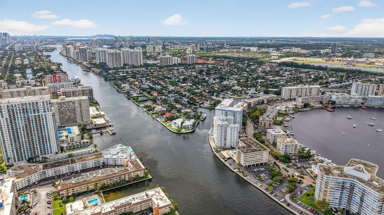 For Rent: $2,500 (1 beds, 2 baths, 900 Square Feet)