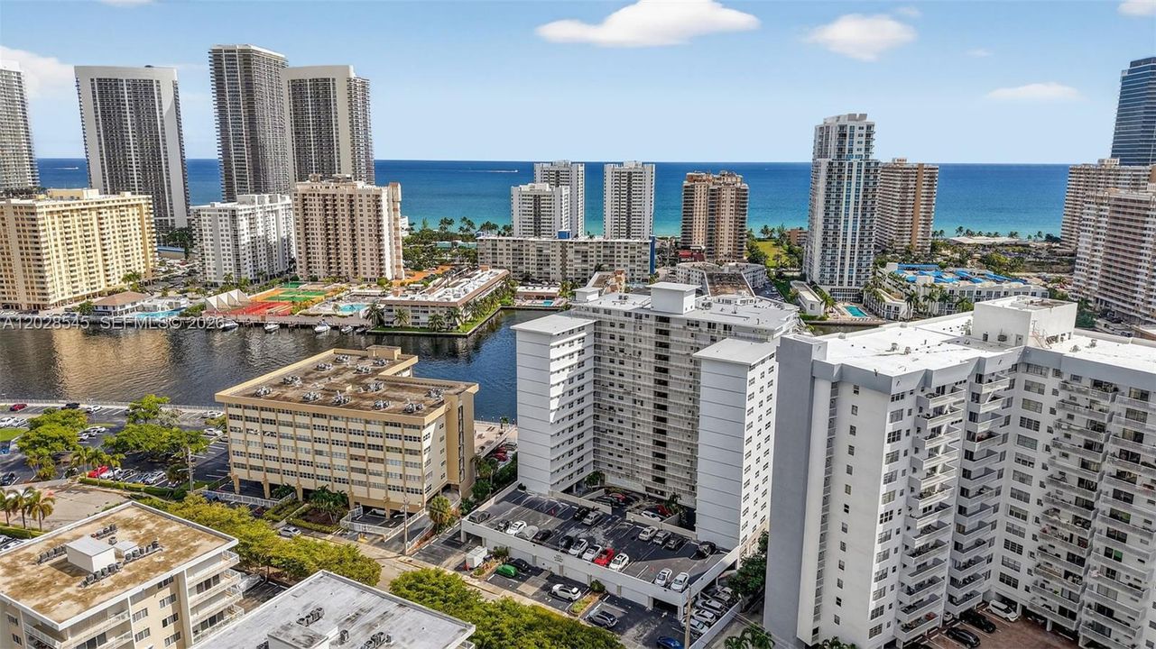 For Rent: $2,500 (1 beds, 2 baths, 900 Square Feet)