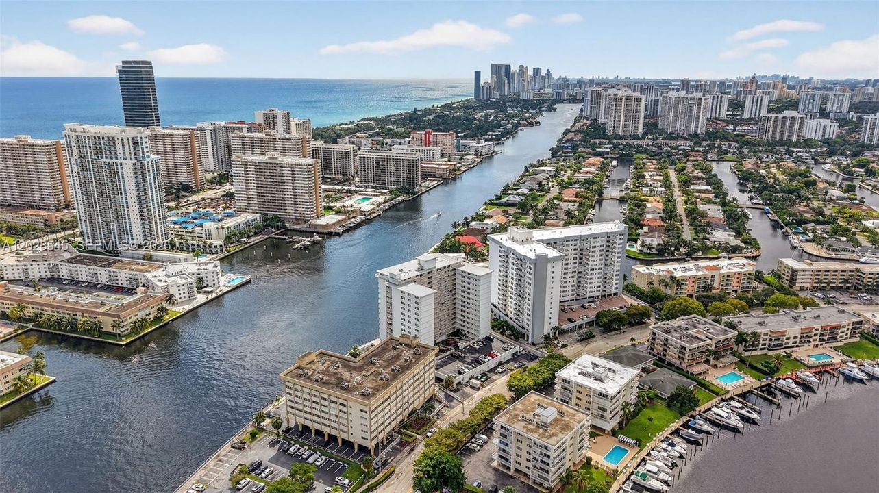 For Rent: $2,500 (1 beds, 2 baths, 900 Square Feet)