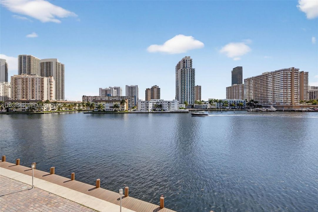 For Rent: $2,500 (1 beds, 2 baths, 900 Square Feet)