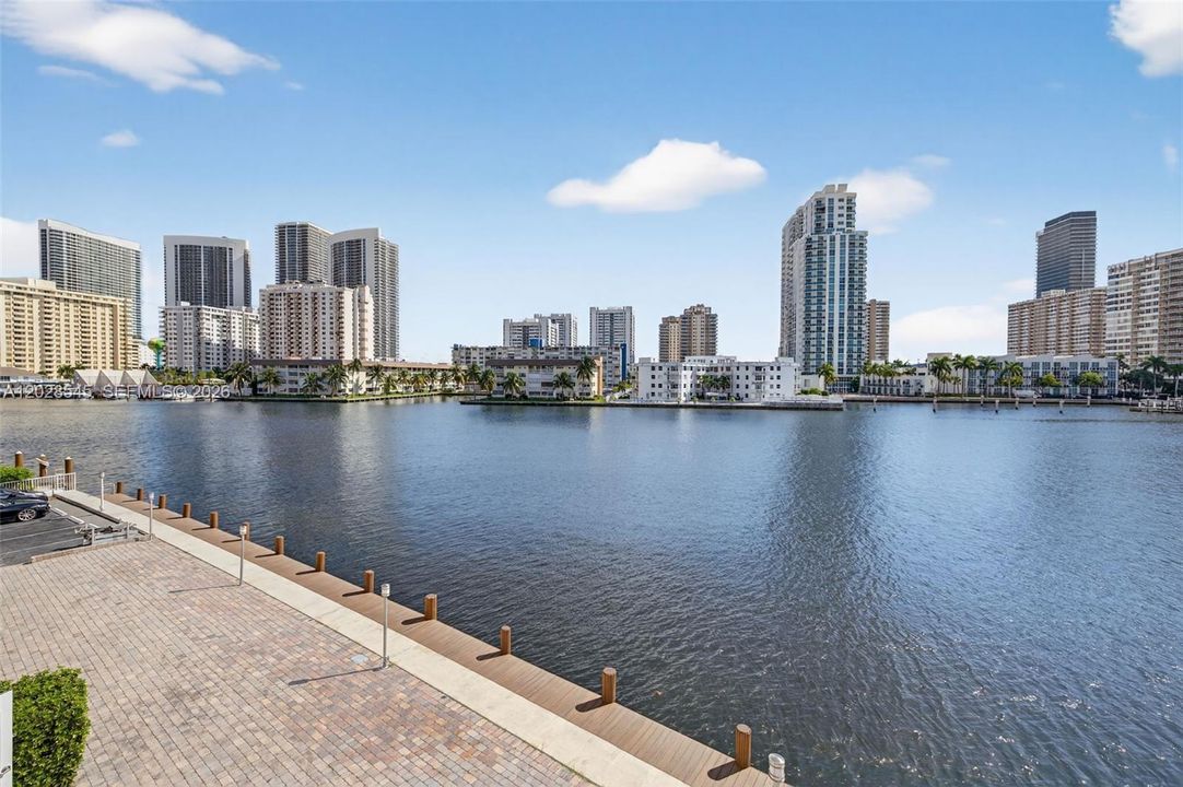 For Rent: $2,500 (1 beds, 2 baths, 900 Square Feet)