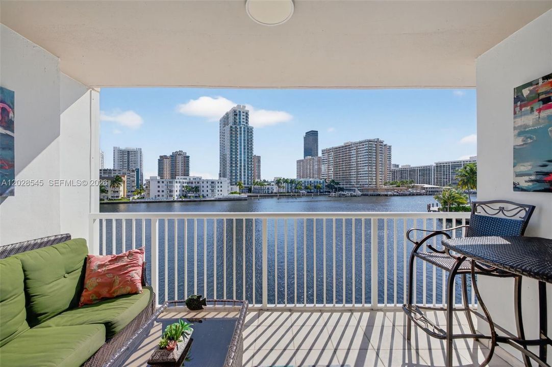 For Rent: $2,500 (1 beds, 2 baths, 900 Square Feet)