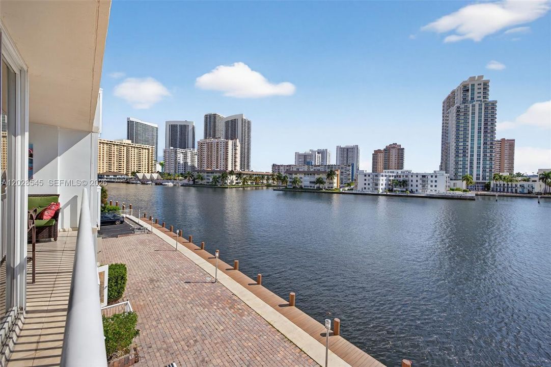 For Rent: $2,500 (1 beds, 2 baths, 900 Square Feet)