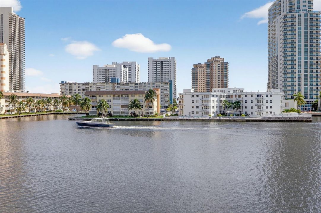 For Rent: $2,500 (1 beds, 2 baths, 900 Square Feet)