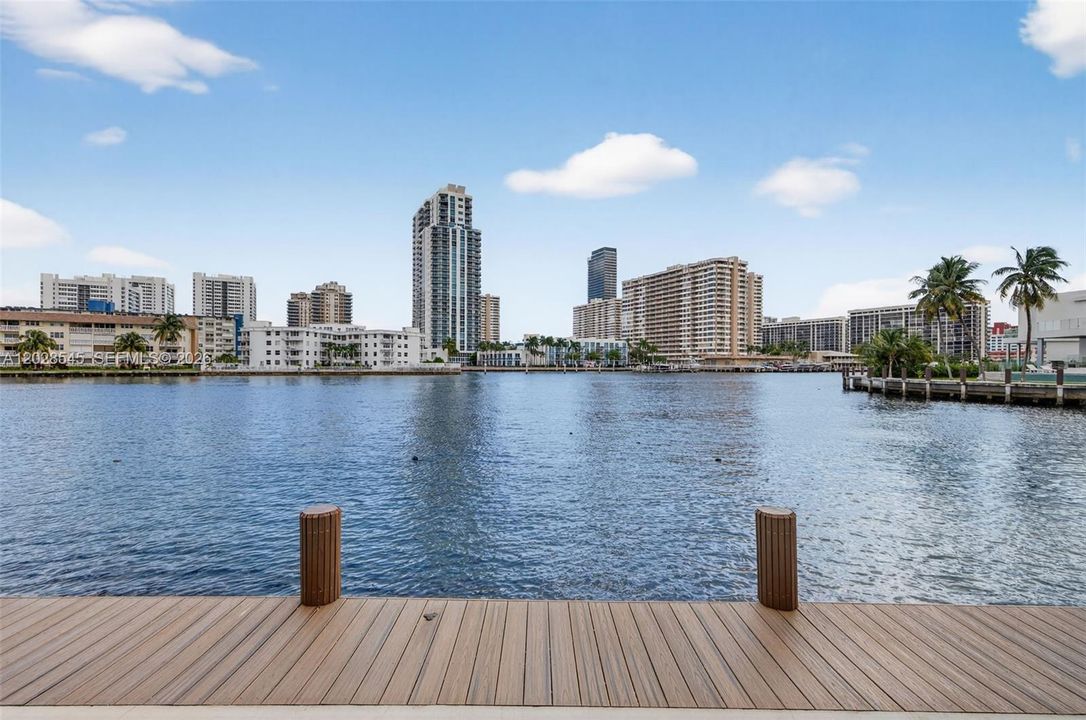 For Rent: $2,500 (1 beds, 2 baths, 900 Square Feet)