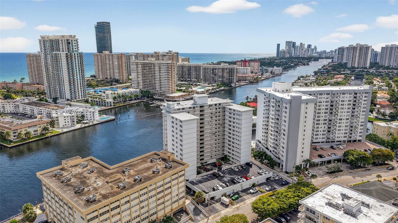 For Rent: $2,500 (1 beds, 2 baths, 900 Square Feet)