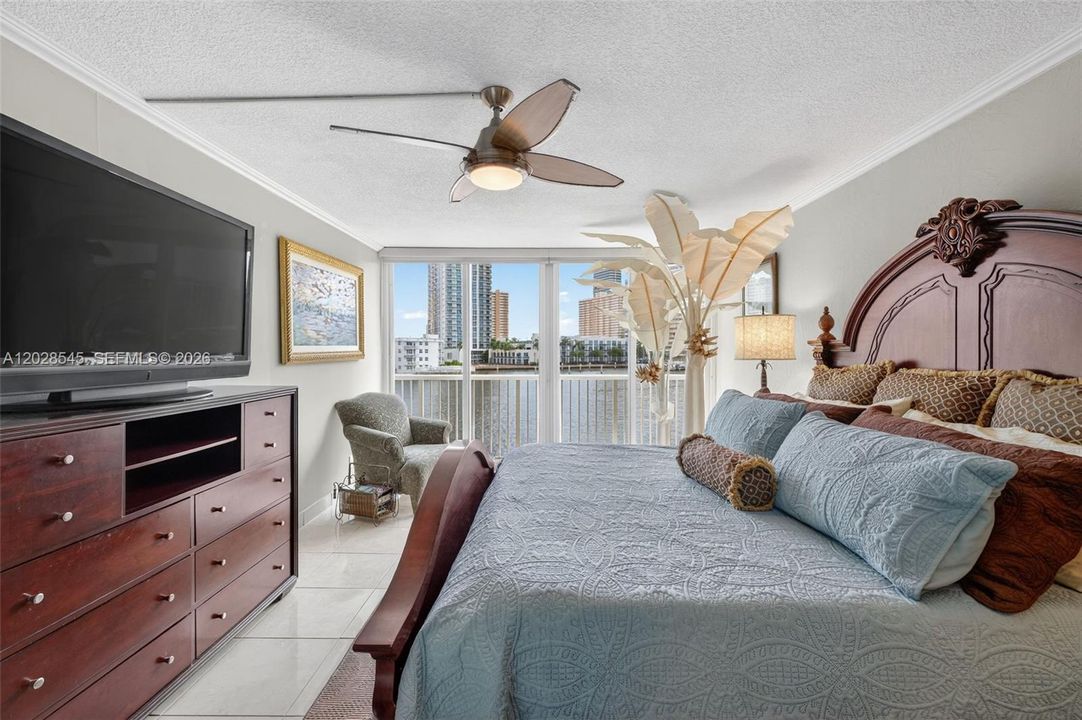 For Rent: $2,500 (1 beds, 2 baths, 900 Square Feet)
